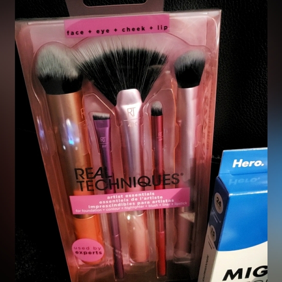 Sold"Nwt's LADIES JUMBO BEAUTY BUNDLE | RETAIL VALUE~ $200 | Huge Savings!!!! - Picture 5 of 12
